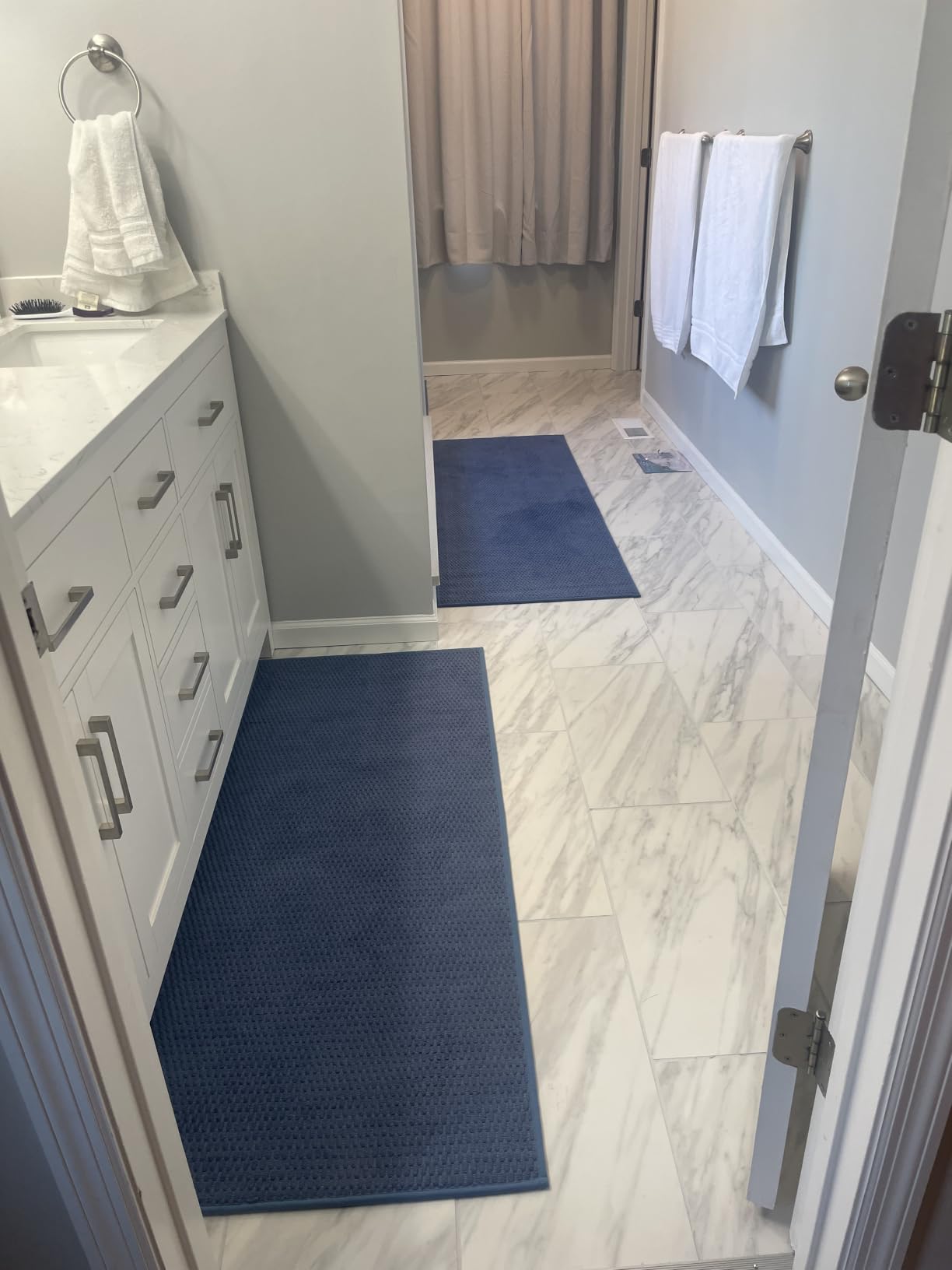 TYUU Bathroom Rugs Non Slip Washable, Super Absorbent Thin Bath Mat Small Quick Dry Low Pile Bathroom Rug, Light Grey 20