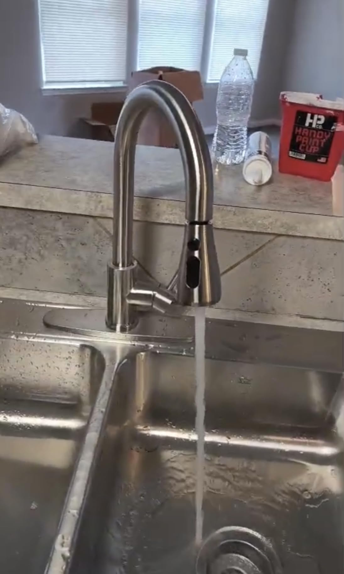 VAPSINT Kitchen Faucet with Pull Down Sprayer, Kitchen Sink Faucet customer photo 2