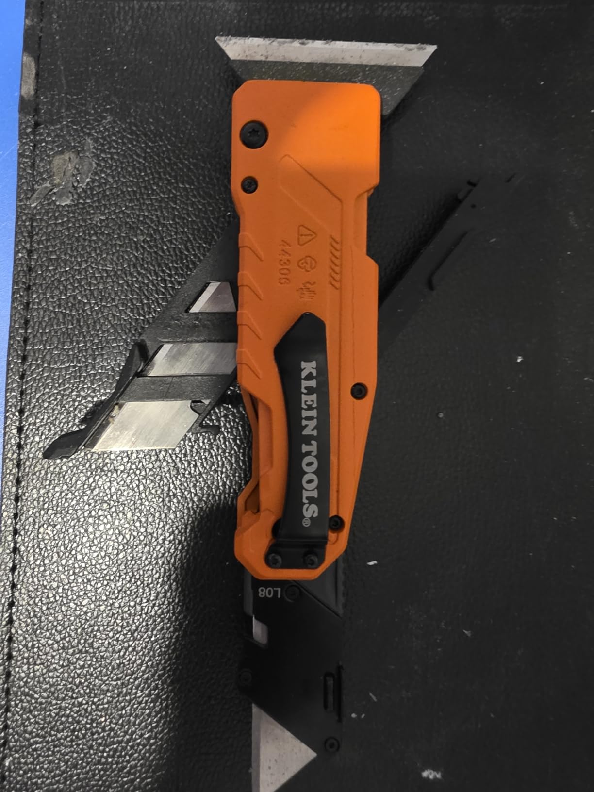 Klein Tools 44306 FLICKBLADE 2-in-1 Folding Utility Knife and Scraper with Built-In Blade Storage, Dual Locking Positions, Includes 3 Triple-Ground Carbon Steel Blades customer photo 1