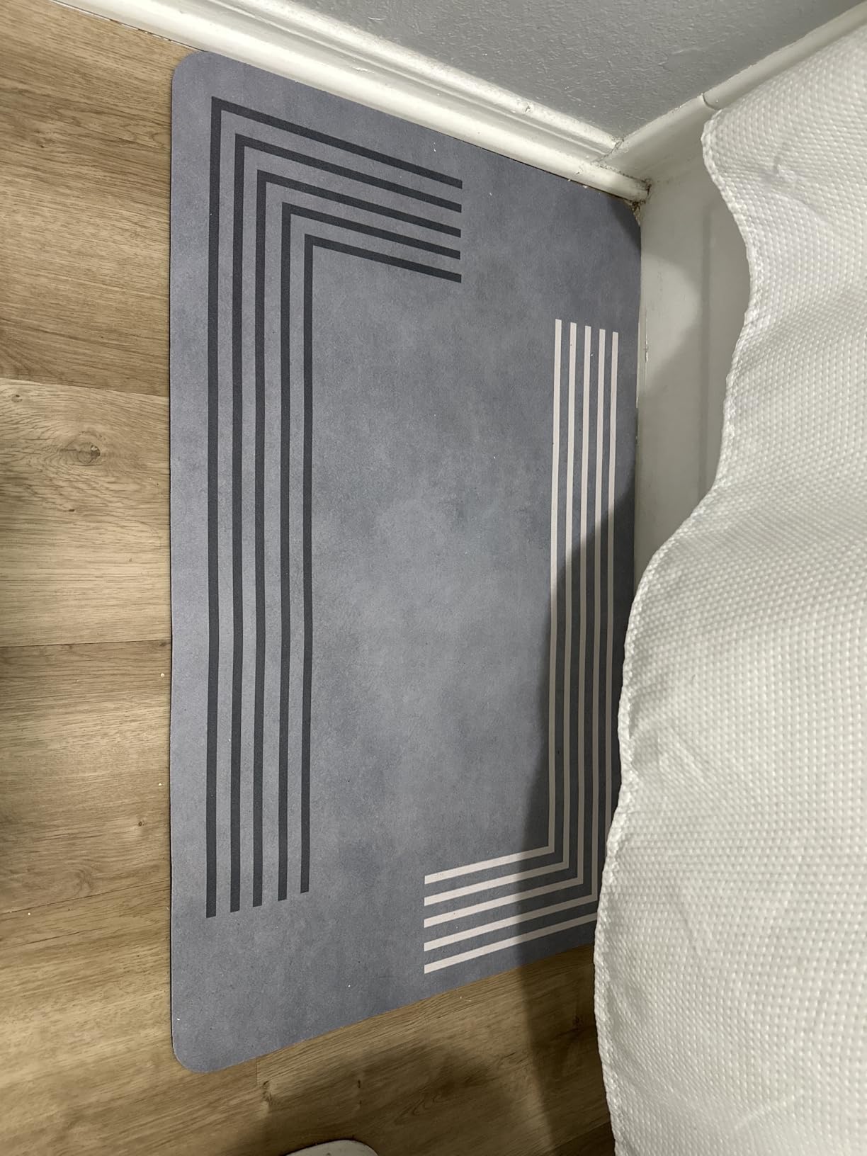 ACCUMTEK Non Slip Bath Mat, Thin Bathroom Rugs Fit Under Door, Quick Dry Bath Mats, Machine Washable Bath Rugs for Bathroom, Bathtub & Kitchen, Bathtub, Light Gray/Crackle/24 x17 customer photo 1
