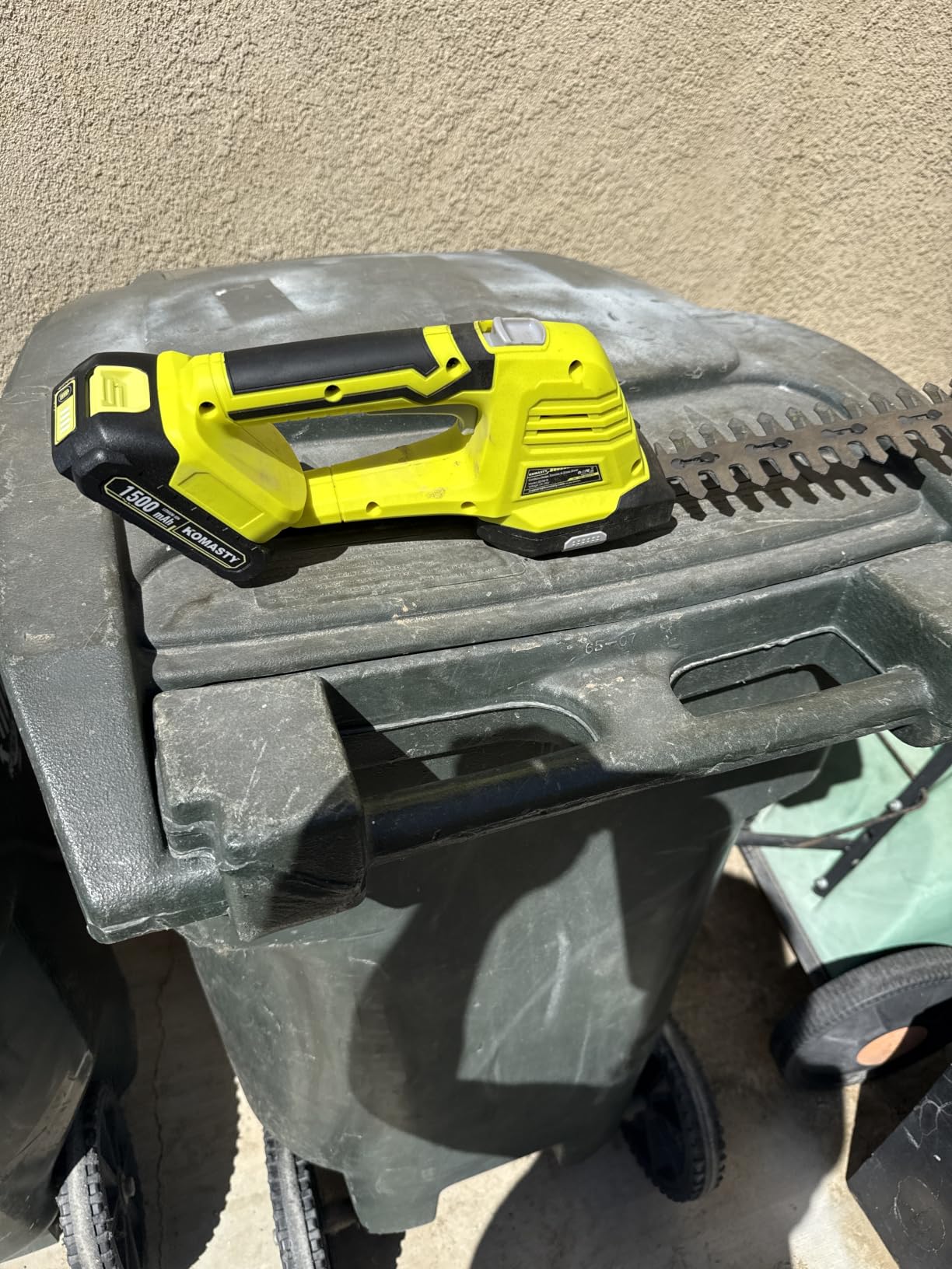 20V Hedge Trimmer Cordless with 2 Battery and Charger, 2 in 1 Bush Trimmer | Electric Hedge Shears, Battery Powered Shrub Trimmers with 2 Blades, Mini Handheld Grass Cutter Yard Tool, Gifts for Men, Dad customer photo 2